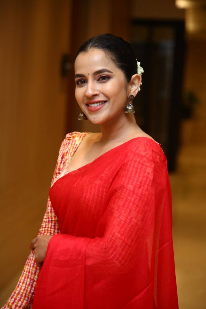 గతంలోనూ కోమలీ ప్రసాద్ చీరకట్టులో ఇలా సందడి చేసిన ఈవెంట్స్ ఉన్నాయి.