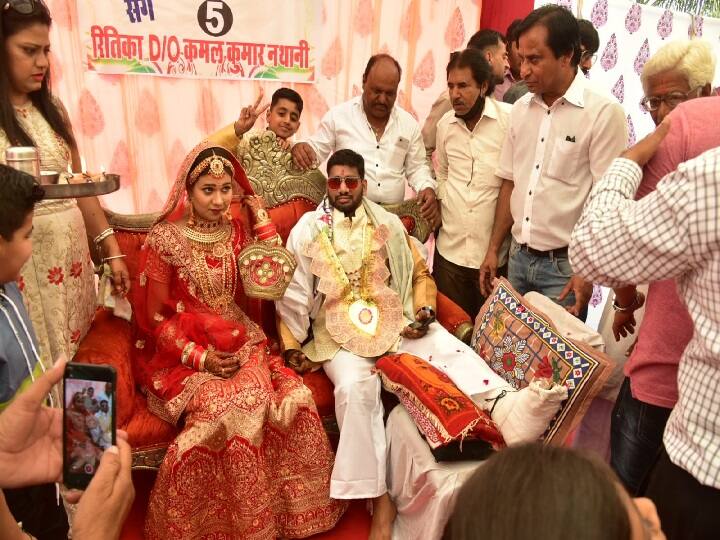 राहुल कटारिया पारिवारिक काम से अहमदाबाद गए थे, इस दौरान लौटते वक्त उनका एक्सीडेंट हो गया. राहुल का ऑपरेशन करवाया गया, इसके बाद पूरे पैर पर डॉक्टर ने प्लास्टर बांध दिया. राहुल को बिस्तर पर रहने की सलाह दी गई. लेकिन, इन्होंने इस हाल में भी फेरे लिए और शादी के बंधन में बंध गए.