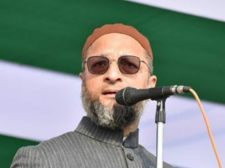 इस दौरान ओवैसी ने बीजेपी पर भी आरोप लगाया. उन्होंने कहा कि बीजेपी सरकार गरीबों को मुफ्त में राशन वितरण कर गरीबों की बेइज्जती और तौहीन कर रही है.