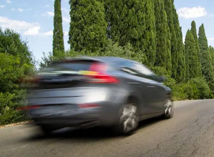 ਕਰੂਜ਼ ਕੰਟਰੋਲ ਤੁਹਾਨੂੰ ਆਪਣੀ ਕਾਰ ਨੂੰ ਉਸੇ ਗਤੀ 'ਤੇ ਚਲਾਉਣ ਦੇ ਨਾਲ-ਨਾਲ ਕਾਰ ਦੀ ਸਪੀਡ ਵਧਾਉਣ ਜਾਂ ਘਟਾਉਣ ਦਾ ਵਿਕਲਪ ਦਿੰਦਾ ਹੈ। ਆਮ ਤੌਰ 'ਤੇ ਤੁਹਾਨੂੰ ਕਾਰ ਦੇ ਸਟੀਅਰਿੰਗ 'ਤੇ ਕਰੂਜ਼ ਕੰਟਰੋਲ ਬਟਨ ਮਿਲਦਾ ਹੈ।