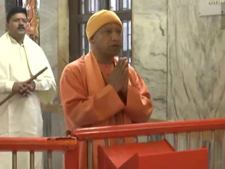 UP Assembly Election 2022 CM Yogi Adityanath offers prayer at gorakhnath temple UP 6th Phase Voting छठे चरण की वोटिंग से पहले सीएम योगी की अपील, आपका एक वोट यूपी की अर्थव्यवस्था को बना देगा नंबर-1