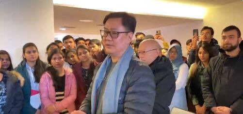 Won't leave till last Indian is evacuated from Ukraine : Kiren Rijiju in Slovakia ਕਿਰਨ ਰਿਜਿਜੂ ਨੇ ਯੂਕਰੇਨ 'ਚ ਫਸੇ ਨਾਗਰਿਕਾਂ ਨੂੰ ਦਿੱਤਾ ਭਰੋਸਾ, ਕਿਹਾ- ਆਖਰੀ ਸਾਥੀ ਨੂੰ ਸੁਰੱਖਿਅਤ ਬਾਹਰ ਕੱਢ ਕੇ ਹੀ ਦਮ ਲਵਾਂਗੇ