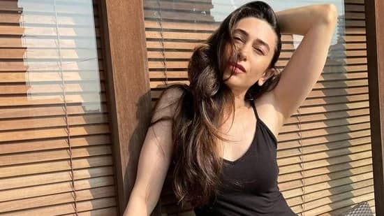 actress karisma kapoor covid-19 positive, kareena said to kajol બૉલીવુડની સુપર હૉટ એક્ટ્રેસને લાગ્યો કોરોનાનો ચેપ, બહેને આપી જાણકારી
