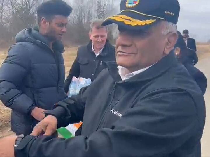 Union Minister General VK Singh meets Indian students in Ukraine Poland border says Impressed their resilience Russia Ukraine War: ఉక్రెయిన్ యుద్ధ భూమిలో మన కేంద్ర మంత్రి, అక్కడికి వెళ్లి ఏం చేస్తున్నారంటే