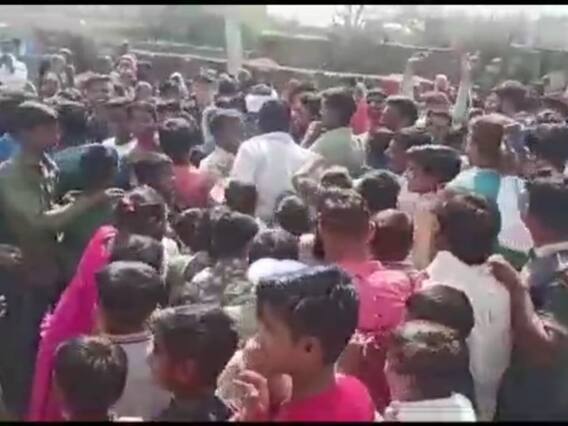 Bhilwara Controversial Book: भीलवाड़ा के स्कूल में विवादित किताब बांटने पर हुआ बवाल, शिक्षिका पर हुई ये कार्रवाई