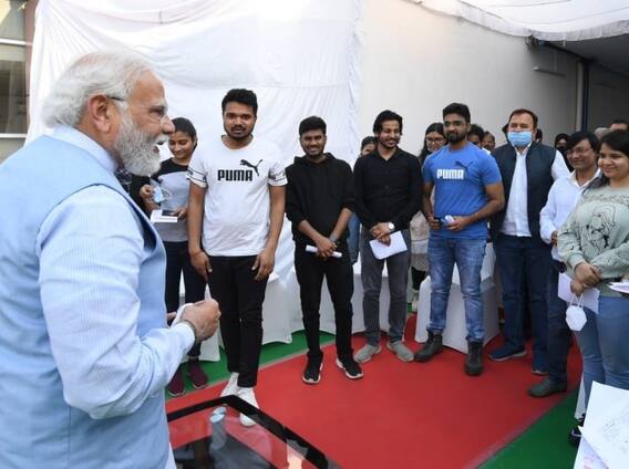 वाराणसी में पीएम मोदी, यूक्रेन से लौटने वाले छात्रों से की चर्चा