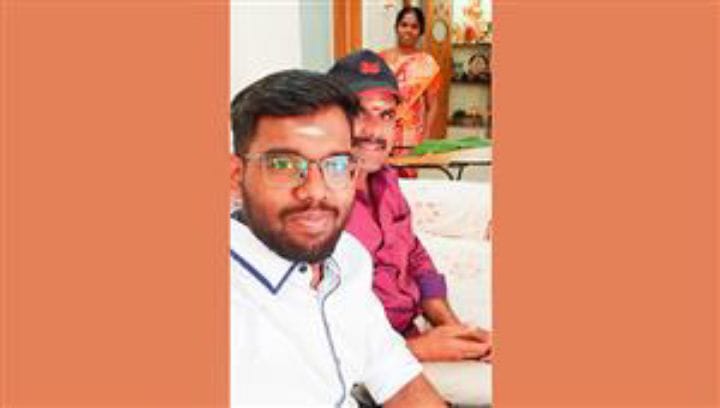உக்ரைனில் இருந்து திருச்சிக்கு வந்த தமிழக மாணவர்கள் - ஆரத்தழுவி வரவேற்ற பெற்றோர்கள்
