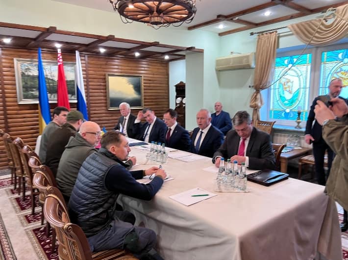 Russia Ukraine War: Second round of talks kick off in Belarus Ukraine Russia Talks: जंग के बीच शांति के लिए बातचीत की टेबल पर एक साथ बैठे रूस और यूक्रेन, क्या निकलेगा हल?
