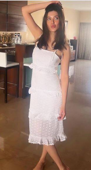 સંજય કપૂર અને મહિપ કપૂરની દીકરી શનાયા કપૂરની ડેબ્યૂ ફિલ્મનો ફર્સ્ટ લૂક જાહેર કરાયો છે.