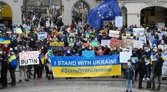 યુક્રેન પર રશિયાના હુમલાનો વિશ્વભરમાં વિરોધ, લોકોએ પુતિનની તુલના હિટલર સાથે કરી, જુઓ PICS