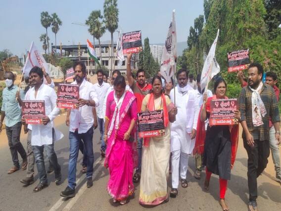 Andhra University: ఆంధ్ర యూనివర్సిటీలో ఉద్రిక్తత, విద్యార్థులు-అధ్యాపకులు పోటాపోటీ నిరసనలు Andhra University: ఆంధ్ర యూనివర్సిటీలో ఉద్రిక్తత, విద్యార్థులు-అధ్యాపకులు పోటాపోటీ నిరసనలు