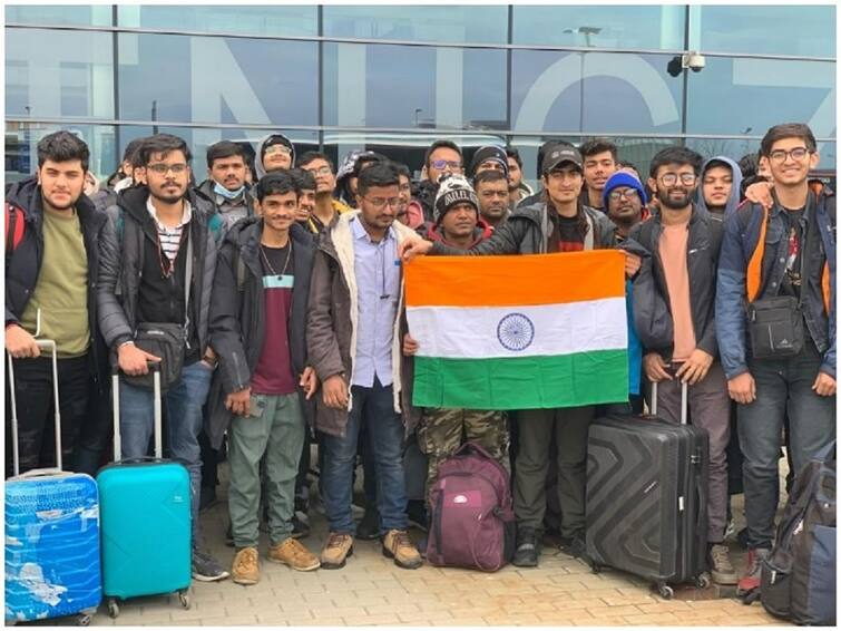 are indian students held hostage in ukraine the ministry of external affairs gave this answer યુક્રેનના લશ્કરે ગુજરાતી સહિત સંખ્યાબંધ ભારતીય વિદ્યાર્થીઓને બનાવ્યા છે બંદી, રશિયાના દાવાથી ખળભળાટ, મોદી સરકારે શું કહ્યું ?