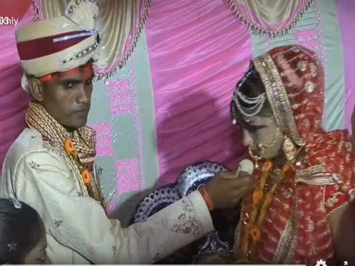 Viral Video: ఇష్టంలేని పెళ్లి చేస్తే ఇంతే, స్టేజి పైనే కొట్టుకున్న వధూవరులు This is what an unwilling wedding is like, the bride and groom being beaten on stage Viral Video: ఇష్టంలేని పెళ్లి చేస్తే ఇంతే, స్టేజి పైనే కొట్టుకున్న వధూవరులు