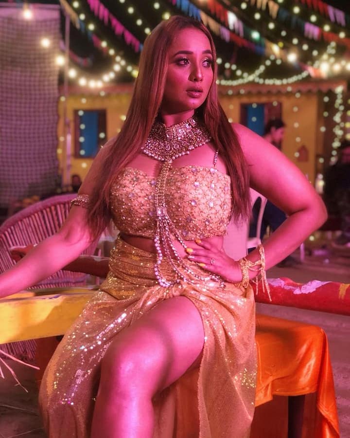 रानी की फोटोज देखकर उनके फैंस दीवाने हो गए हैं. वह ढेर सारी कमेंट कर रहे हैं. एक फैन ने लिखा- वाओ आप कितनी सुंदर लग रही हो. वहीं दूसरे ने लिखा- उफ्फफ क्या लुक है. (फोटो-सोशल मीडिया)
