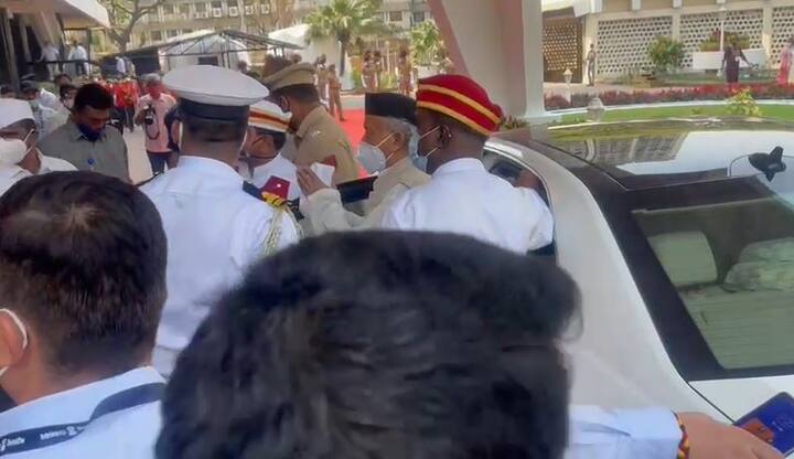 राज्यपाल अभिभाषणासाठी विधानभवनात उपस्थित राहिले.