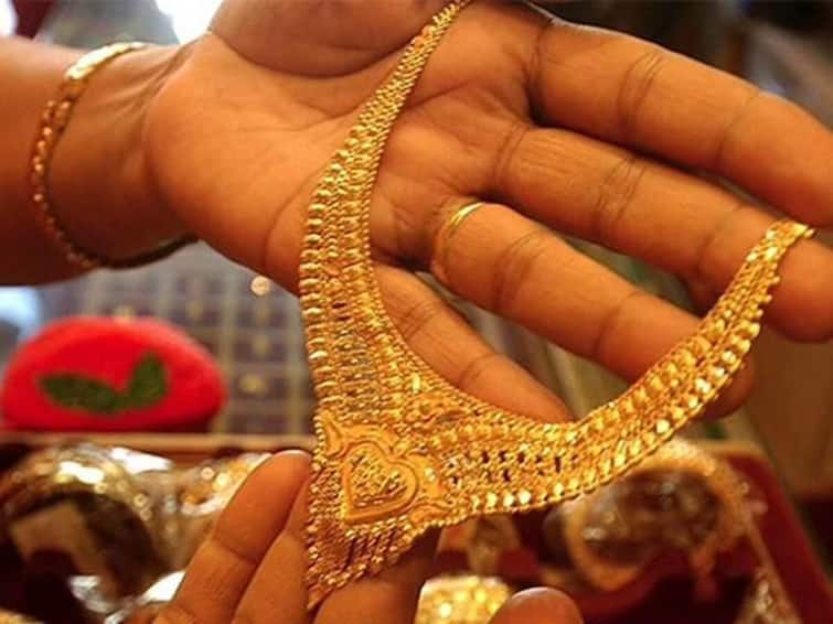 Gold rate today gold and silver price in on 14th march 2022 Gold Silver Price Today : आठवड्याच्या पहिल्याच दिवशी सोनं स्वस्त की महाग? जाणून घ्या तुमच्या शहरातील ताजे दर