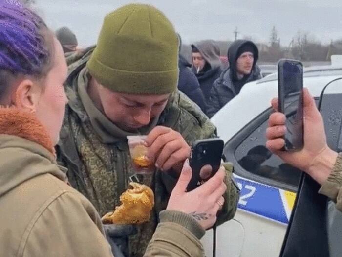 Watch Video Russian Soldier Surrenders And Breaks Down In Tears As Ukrainians Feed Him And Help Call His Mum Russian Soldier Tears: રશિયાના સૈનિકને યુક્રેનના લોકોએ પિવડાવી ચા, કેમ રડી પડ્યો સૈનિક, જુઓ વીડિયો