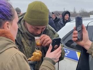 Russian Soldier Tears: રશિયાના સૈનિકને યુક્રેનના લોકોએ પિવડાવી ચા, કેમ રડી પડ્યો સૈનિક, જુઓ વીડિયો Russian Soldier Tears: રશિયાના સૈનિકને યુક્રેનના લોકોએ પિવડાવી ચા, કેમ રડી પડ્યો સૈનિક, જુઓ વીડિયો