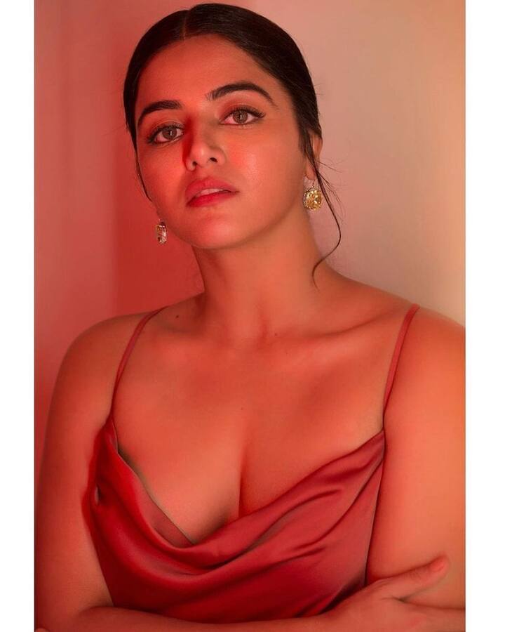 உயிா்நாடியில் பயிா்செய்கிறாய் சிறுப்பாா்வையில் எனை நெய்கிறாய்