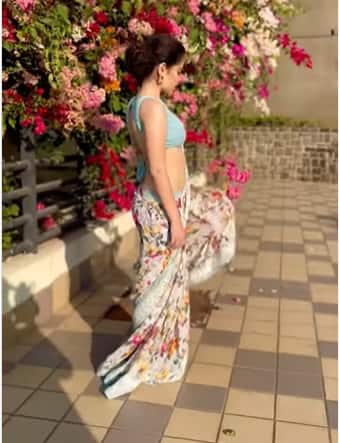 एक्ट्रेस बड़ी मस्ती से अपना पल्लू लहराते हुए आगे बढ़ती हैं तभी आगे जाकर फूल में उनका पल्लू फंस जाता है और वो शर्मा जाती हैं. उसके बाद एक्ट्रेस अपना पल्लू निकालती हैं और पोज़ देने लगती है
