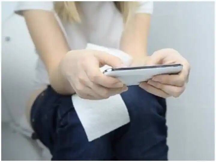 Mobile phone use in toilet for long is harmful for health and prone to may disease 2 શું આપ પણ ટોયલેટમાં મોબાઇલનો ઉપયોગ કરો છો? બંધ કરી દો, નહિ તો થશે આ બીમારી