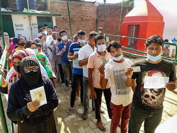 यूपी चुनाव: छठे चरण में बस्ती में सबसे ज्यादा वोटिंग, जानें कहां-कहां पर EVM खराब होने से लोग परेशान