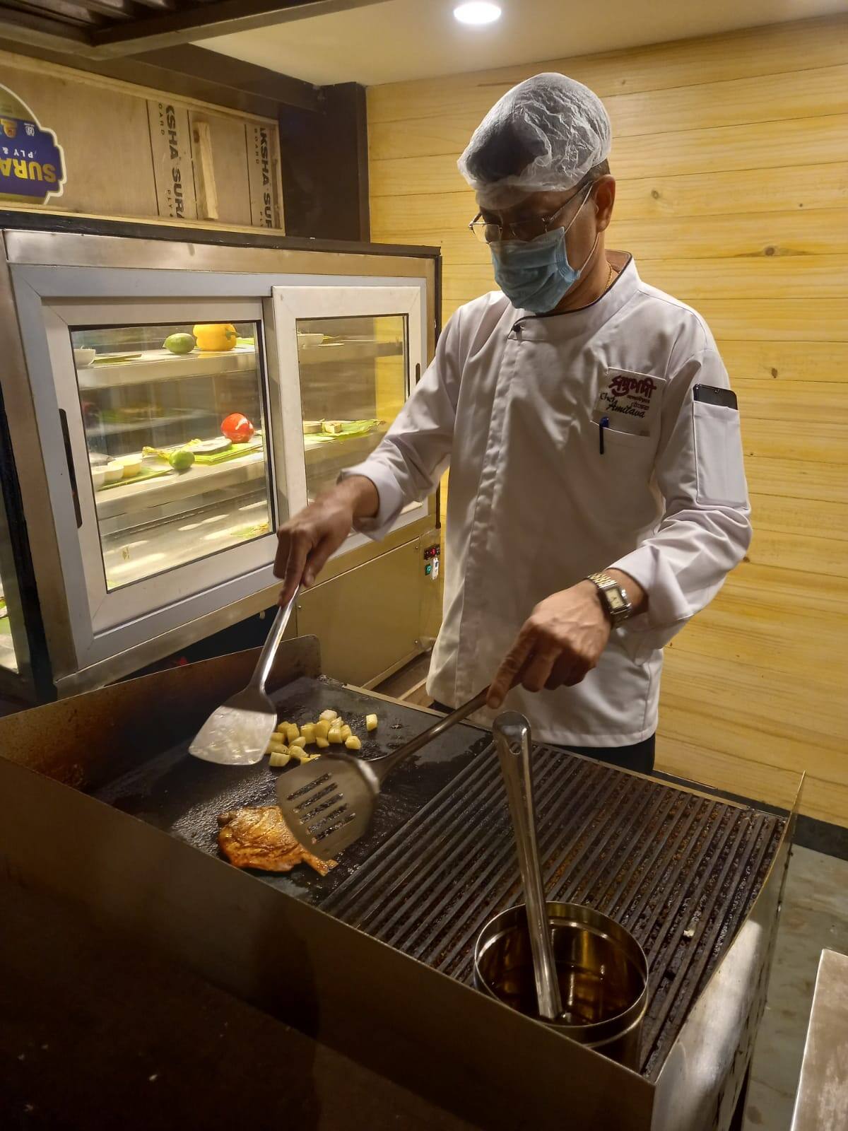 Khaibar Pass Saptapadi : জমিয়ে মুরগি-মাটন-চিংড়ি, নামে-স্বাদে দুর্দান্ত চমক, চেখে দেখুন 'সপ্তপদী'র খানা