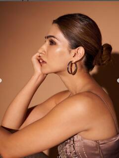 नेट की साड़ी पहन कृति सेनन ने दिखाई ऐसी अदाएं, लोग बोले 'आप ब्लैक साड़ी में ज्यादा खूबसूरत लग रही हैं'