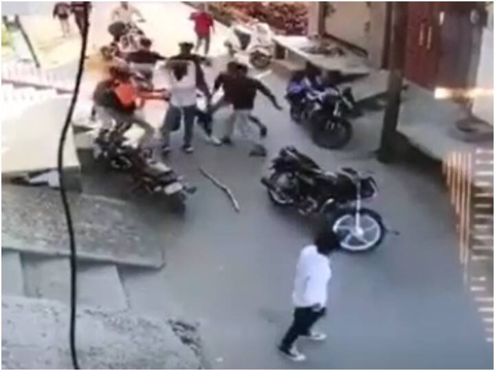 Muzaffarnagar News: ट्यूशन से लौट रहे छात्र की युवकों ने की पिटाई, CCTV फुटेज के आधार पर पुलिस ने की यह कार्रवाई Muzaffarnagar News Student returning from tuition was beaten by youths police arrest four accused ANN Muzaffarnagar News: ट्यूशन से लौट रहे छात्र की युवकों ने की पिटाई, CCTV फुटेज के आधार पर पुलिस ने की यह कार्रवाई