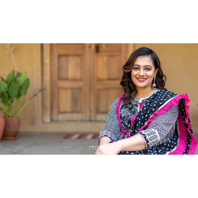 स्पृहाने या फोटोंमध्ये खूप सुंदर दिसत आहे. (Photo Credit : @spruhavarad/Instagram)