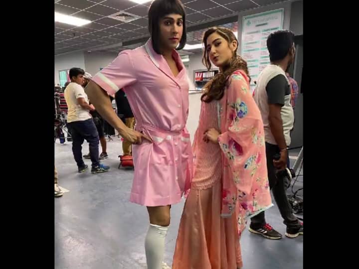 Varun Dhawan Drops A Funny BTS Picture With Sara Ali Khan From Coolie No. 1, Asks ‘Who’s prettier?’ Varun Dhawan Drops A Funny BTS Picture With Sara Ali Khan From Coolie No. 1, Asks ‘Who’s prettier?’