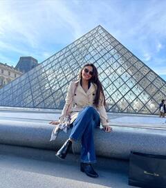 Andrea Jeremiah Photos: పారిస్ అందాలు చూడాలా, ఆండ్రియా అందాలు చూడాలా