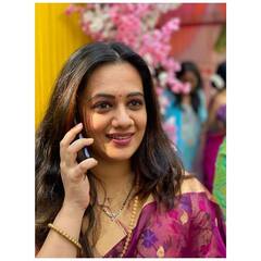 दिलखुलास हास्य आणि निखळ सौंदर्य; स्पृहा जिंकतीये सर्वांची मनं!