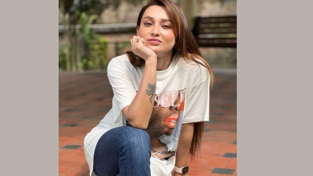 Mimi Chakraborty shares funny strawberry eating video, know in details Mimi Chakraborty: লুকিয়ে লুকিয়ে কী খাচ্ছেন মিমি চক্রবর্তী? রইল ভিডিও
