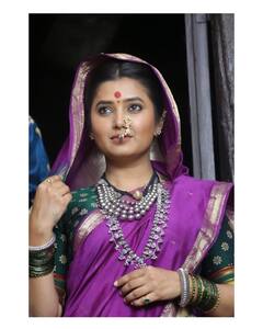 भाळी चंद्रकोर, हाती हिरवा चुडा; प्राजक्ताचा नखराच वेगळा!