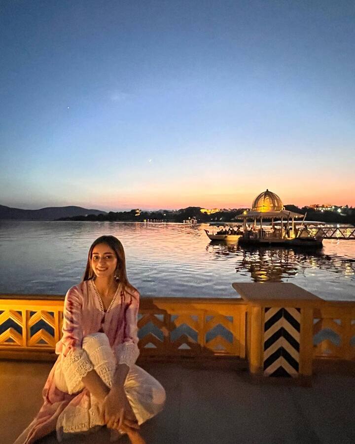 या चित्रपटात तिच्यासोबत दीपिका पदुकोण, सिद्धांत चतुर्वेदी आणि धैर्य करवा मुख्य भूमिकेत दिसले आहेत. तर, ईशान लवकरच कतरिना कैफ आणि सिद्धांत चतुर्वेदीसोबत ‘फोन बूथ’मध्ये दिसणार आहे.(photo:ananyapanday/ig)