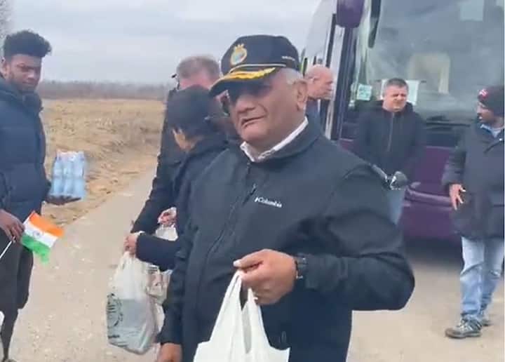 Russia Ukraine War: VK Singh distributed food to Indians on Poland-Ukraine border, watch video Watch: पोलैंड-यूक्रेन सीमा पर वीके सिंह ने भारतीयों को बांटा खाना, बोले- जल्द लेकर आएंगे भारत