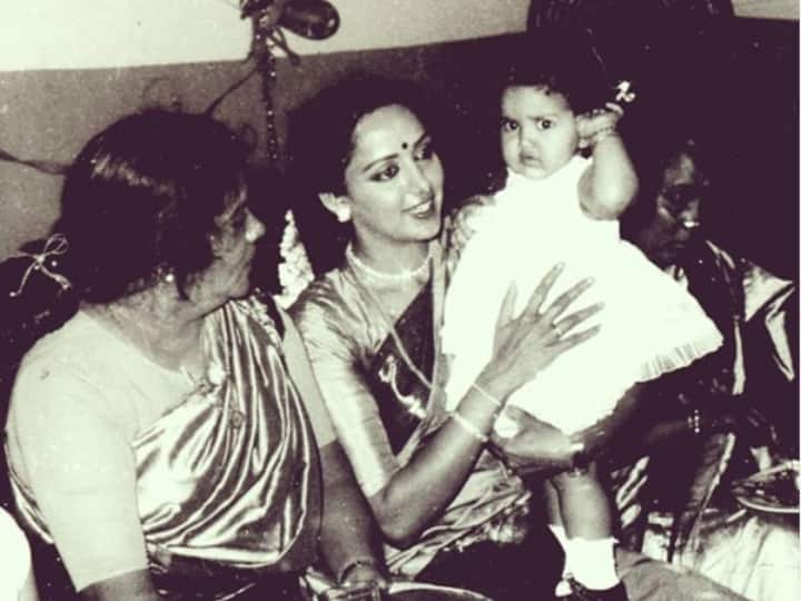Esha Deol posted a throwback picture with her grandmother Jaya Lakshmi Chakravarti and mother Hema Malini जानें क्या है ईशा देओल के बचपन की इस फोटो की खासियत, नहीं समझे तो एक नज़र डालें इस खबर पर