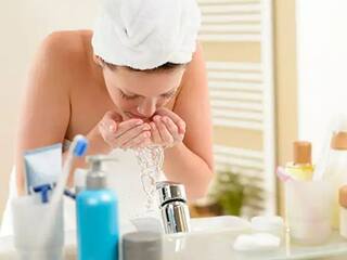 Skin Care Tips : तजेलदार त्वचा हवीये? एका दिवसात किती वेळा चेहरा धुवावा? जाणून घ्या...