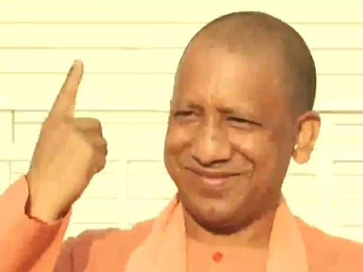 UP Polls Yogi Adityanath became the first voter of his boot said if people should make a right decision or else ann UP Polls: योगी आदित्यनाथ अपने बूथ के पहले वोटर बने, कहा- सही निर्णय में चूके तो पांच साल की मेहनत पर फिर जाएगा पानी