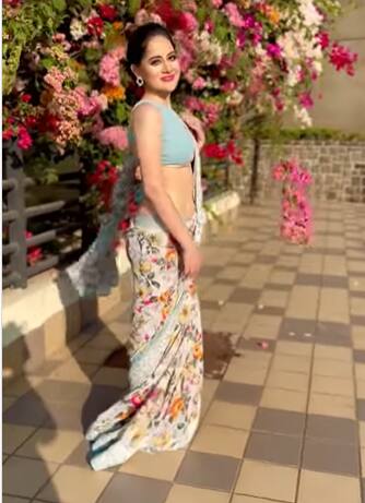 वीडियो में दिख रहा है कि मल्टी कलर की साड़ी पहनी हुई है जिसके साथ एक्ट्रेस ने ब्लू कलर का बैकलेस क्रॉप टॉप पहना है.