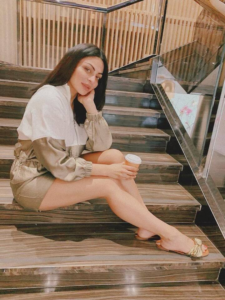 ਨੀਰੂ ਨੂੰ ਗੱਡੀਆਂ ਦਾ ਵੀ ਬਹੁਤ ਸ਼ੌਕ ਹੈ। ਇਸ ਕਾਰਨ ਉਸ ਕੋਲ ਕਈ ਮਹਿੰਗੀਆਂ ਤੇ ਲਗਜ਼ਰੀ ਗੱਡੀਆਂ ਜਿਵੇਂ mercedes, BMW,range rover ਹਨ।