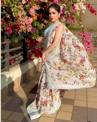 उर्फी सोशल मीडिया पर भी जबरदस्त एक्टिव रहती हैं अपने अजीबो गरीब फोटोज़-वीडियोज़ से फैंस को चौंकाती रहती हैं. अब उर्फी ने फिर से अपना एक वीडियो इंस्टा पर शेयर किया है   जिसमें साड़ी में काफी प्यारी लग रही हैं.
