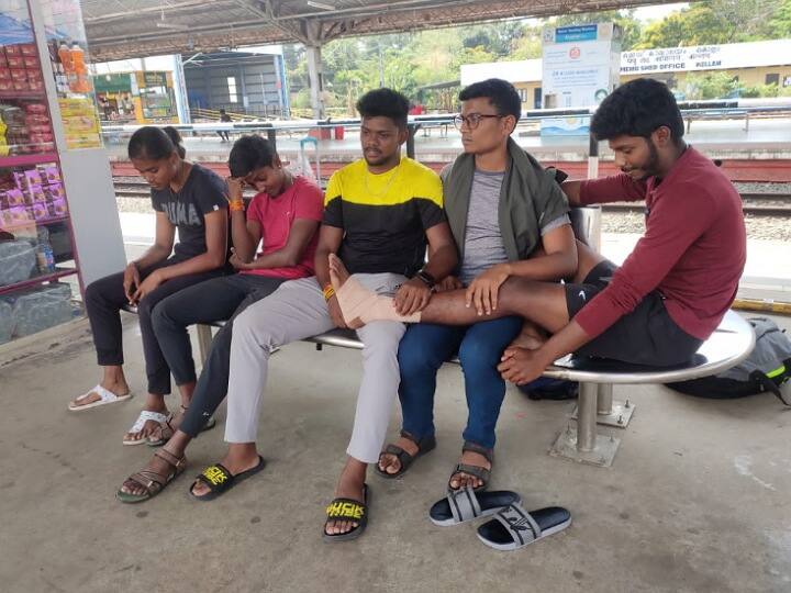 தமிழக தடகள வீரர்கள் கேரளாவில் அவமதிப்பு - ரயிலில் இருந்து பாதியில் இறக்கிவிடப்பட்டனர் Insult to Tamil Nadu players in Kerala - a commotion as they were dropped off halfway from the train தமிழக தடகள வீரர்கள் கேரளாவில் அவமதிப்பு - ரயிலில் இருந்து பாதியில் இறக்கிவிடப்பட்டனர்