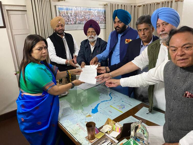 Congress MPs meet Meenakshi Lekhi, read full details Punjab News ਕਾਂਗਰਸ ਦੇ ਸੰਸਦ ਮੈਂਬਰਾਂ ਨੇ ਮੀਨਾਕਸ਼ੀ ਲੇਖੀ ਨਾਲ ਮੁਲਾਕਾਤ ਕੀਤੀ, ਪੜ੍ਹੋ ਪੂਰੀ ਡਿਟੇਲ