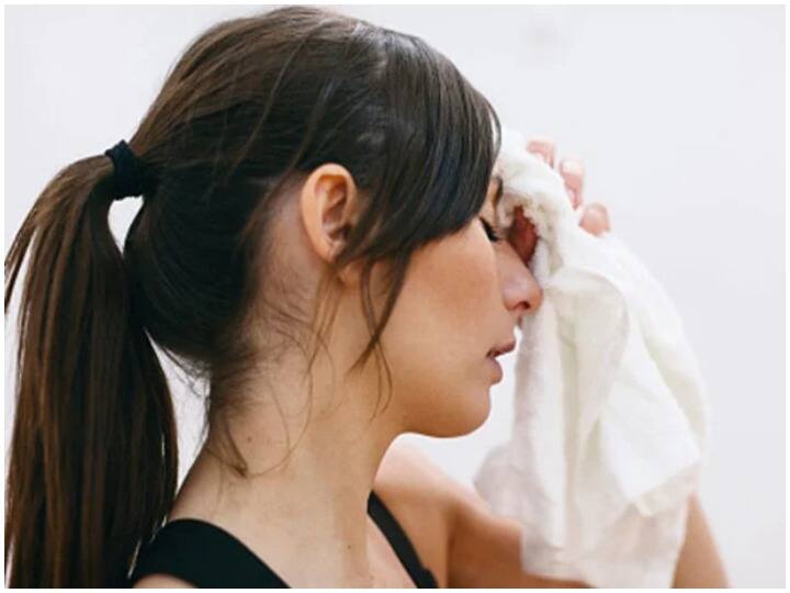 Health Tips, If there is Excessive Sweating on the Face then Reduce it in these ways, Due to Sweating चेहरे पर आता है ज्यादा पसीना तो इन तरीकों से करें कम, नहीं होगी दिक्कत