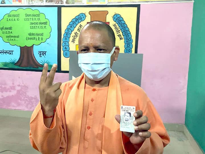 Uttar Pradesh CM Yogi Adityanath casts his vote in sixth phase of Assembly elections in Gorakhpur यूपी चुनाव: गोरखपुर में वोट डालने के बाद बोले योगी- छठे चरण में छक्का और सातवें चरण में बनेगा रिकॉर्ड