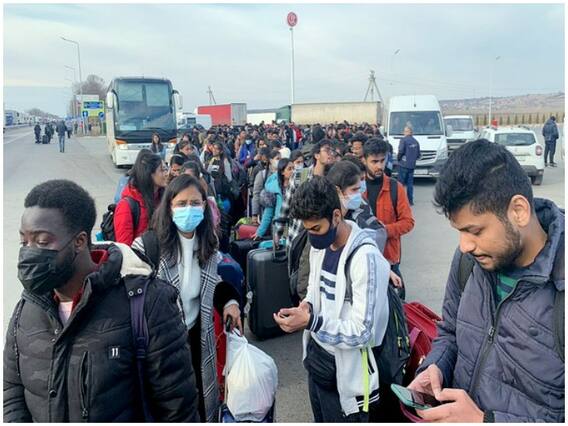 युद्ध के बीच रूस ने किया बड़ा दावा, यूक्रेन की सेना पर भारतीय छात्रों को बंधक बनाने का आरोप युद्ध के बीच रूस ने किया बड़ा दावा, यूक्रेन की सेना पर भारतीय छात्रों को बंधक बनाने का आरोप