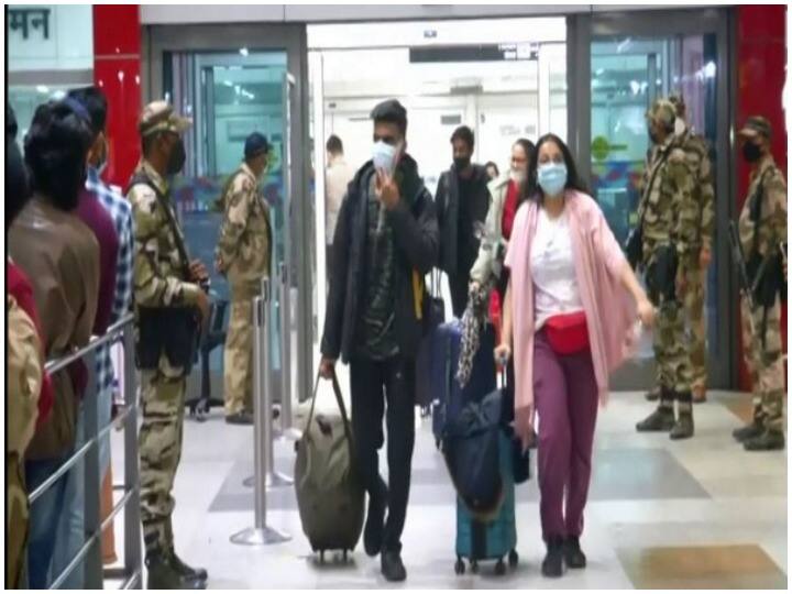 Minister Kailash Choudhary welcomed Indian students who reached Delhi by special flight from Poland under Operation Ganga Operation Ganga: पोलैंड से स्पेशल फ्लाइट से दिल्ली पहुंचे भारतीय छात्र, मंत्री कैलाश चौधरी ने किया स्वागत