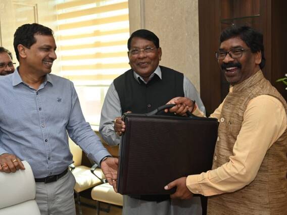 Jharkhand Budget 2022: झारखंड में बजट में किसे क्या मिला? एक क्लिक में जानें बड़ी बातें Jharkhand Budget 2022: झारखंड में बजट में किसे क्या मिला? एक क्लिक में जानें बड़ी बातें